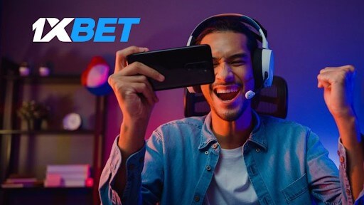 FIFA23 ركلة جزاء 2026 - لاعب بسماعة رأس يحتفل وهاتفه في يده