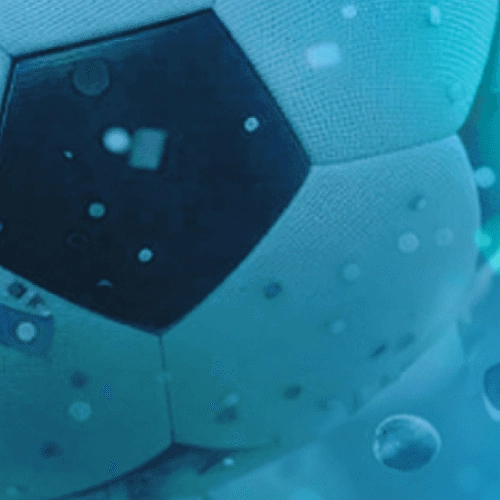Gros plan d'un ballon de football mouillé — Allemagne. Bundesliga 2026